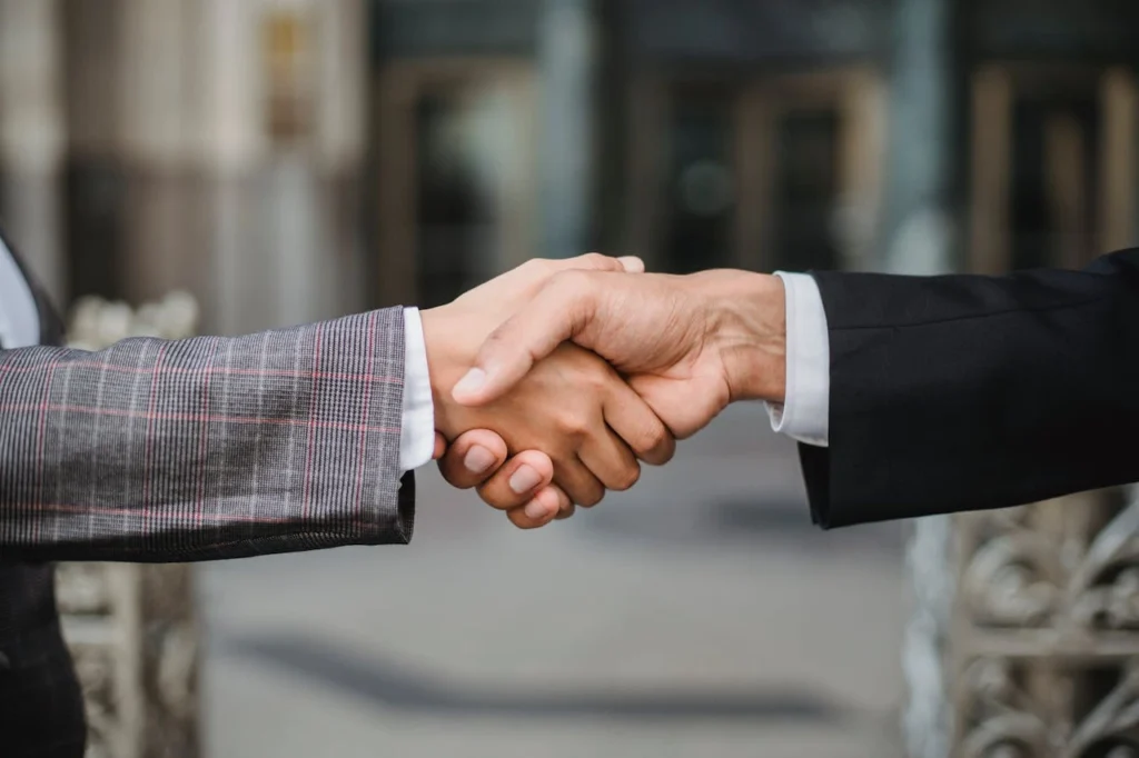 Sekoon mentorship handshake -pexels-ketut-subiyanto-4963437